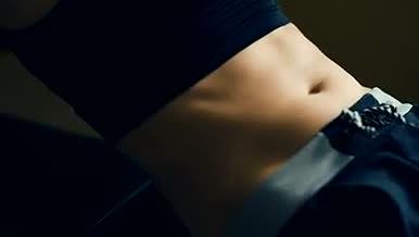 在室内锻炼的女人视频的预览图